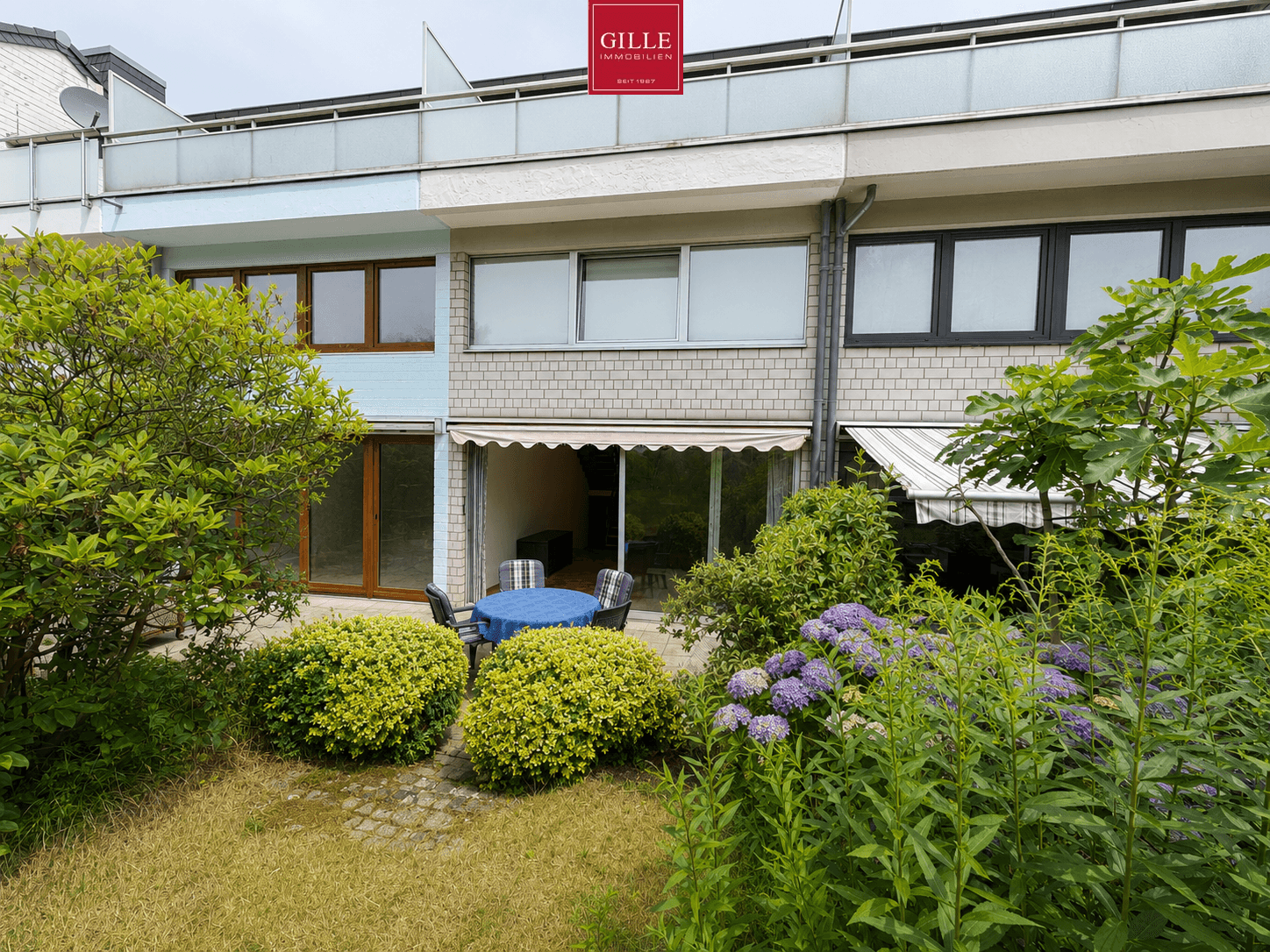 Familienfreundliches Reihenmittelhaus mit Split-Level-Architektur, Garage und Garten in NE-Rosellen